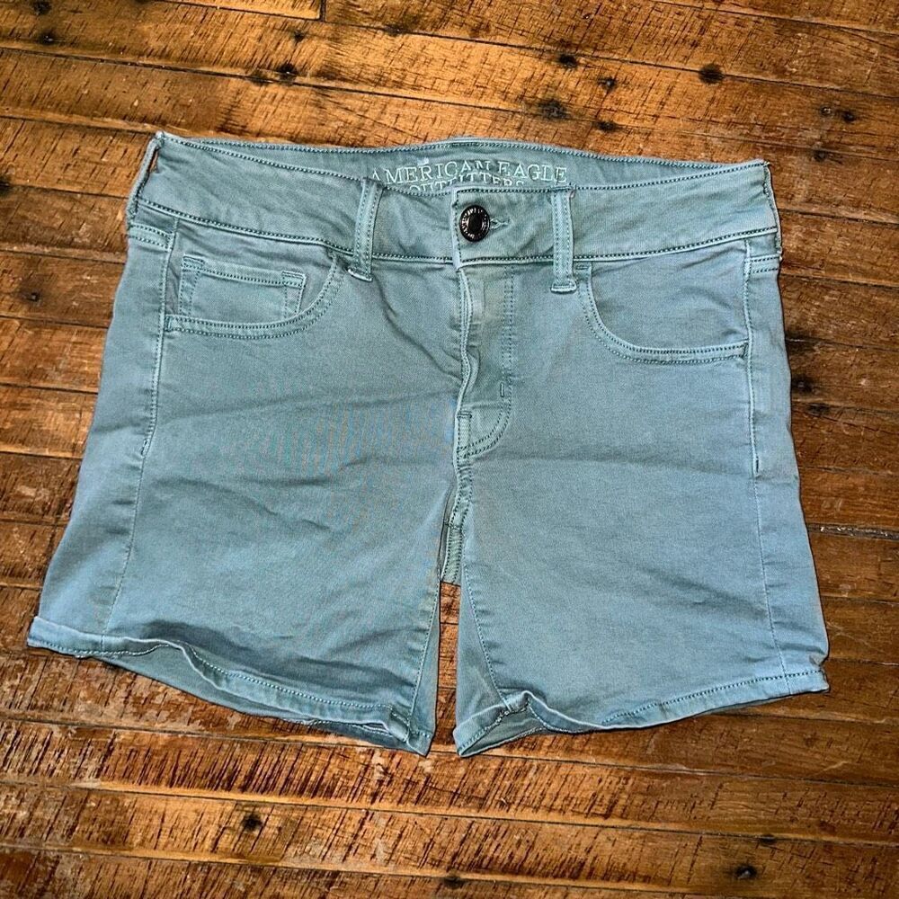 American Eagle green midi stretchy size 4 normcore shorts